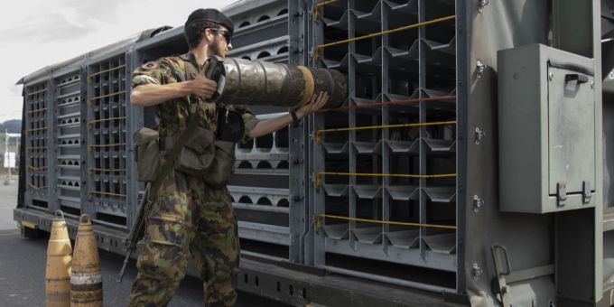 Ein Schweizer Soldat versorgt Munition in einem Container auf dem Waffenplatz Thun. (Archivbild) Ukraine Krieg