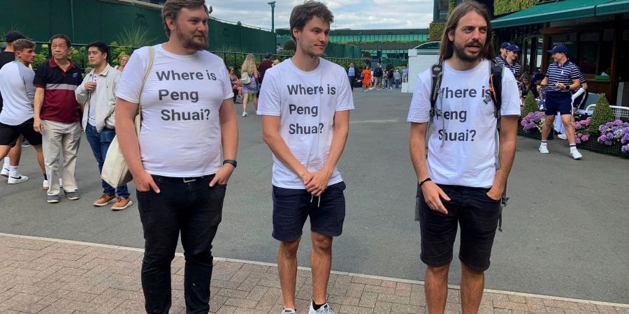Drei Wimbledonbesucher, die für Free Tibet arbeiten, tragen T-Shirts mit der Aufschrift «Wo ist Peng Shuai?».