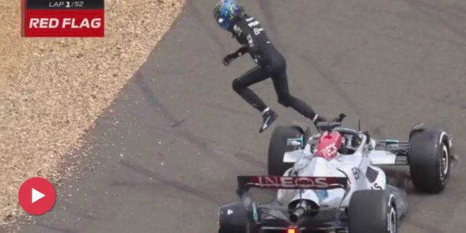 Nach Massen-Crash - Hier eilt Mercedes-Pilot Russell Alfa-Zhou zu Hilfe