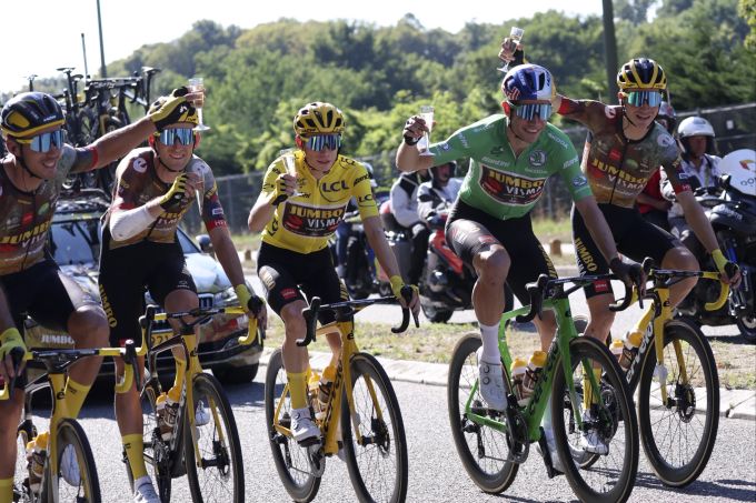 Jonas Vingegaard durfte auf der letzten Etappe der Tour de France schon auf seinen Sieg anstossen. Tour de France Vingegaard