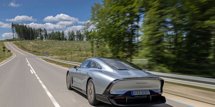 Silbernes Bat-Mobil in Fahrt: Bis 2024 oder 2025 will Mercedes Technik des elektrischcen EQXX in die Serienproduktion einfliessen lassen.