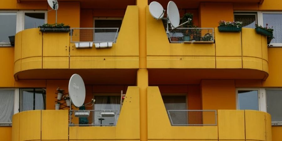 Satellitenschüsseln an einem Haus in Berlin