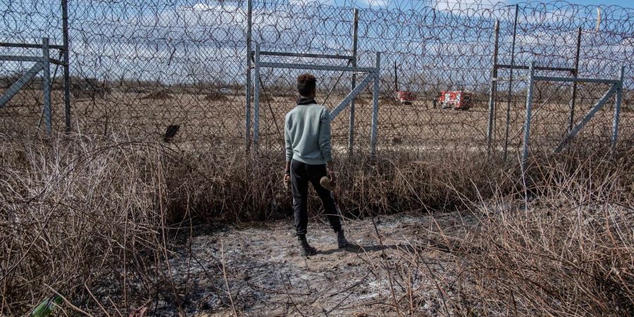 Ein Migrant am Grenzzaun an der türkisch-griechischen Grenze in Pazarkule.