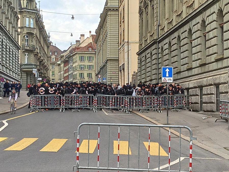 Zahlreiche Sympathisanten versammeln sich vor dem Gericht in Bern.