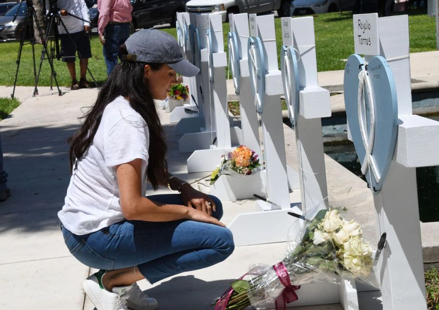 Meghan, Herzogin von Sussex, legt Blumen an einer Gedenkstätte für die Opfer des Massakers an einer Grundschule in Uvalde ab.