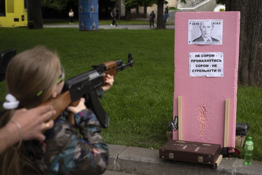 «Es wird Versuche geben, den Diktator zu vergiften und physisch zu bestrafen». Abgebildet: Ein ukrainisches Mädchen, dass in Lwiw auf ein Bild von Wladimir Putin schiesst.