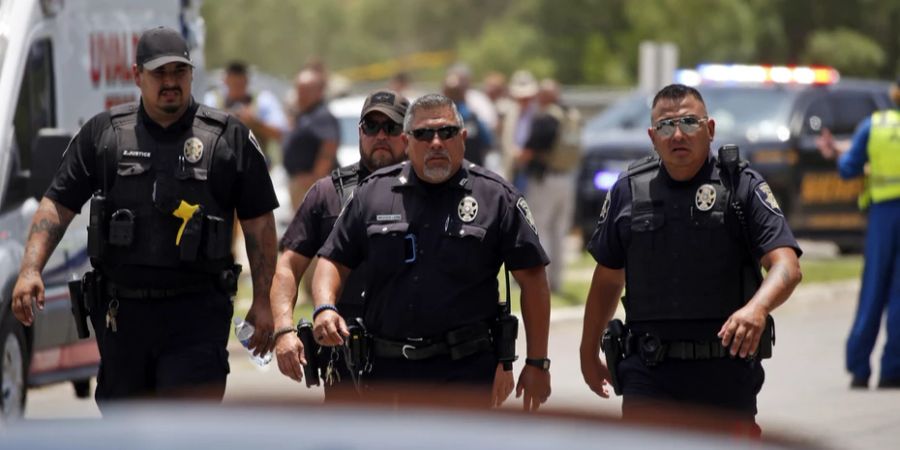 Einsatzkräfte in Uvalde, Texas. Die Polizei steht nach dem Amoklauf an einer Primarschule in Kritik.