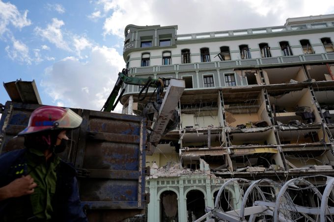 In Kubas Hauptstadt Havanna zerstört eine Explosion ein Hotel - viele Menschen sind gestorben. Ramon Espinosa/AP/dpa Zerstörung