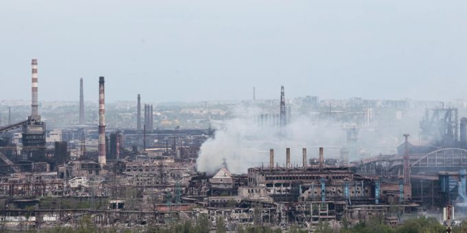 Rauch steigt aus dem Metallurgischen Kombinat Asowstal in Mariupol auf, in einem Gebiet unter der Regierung der Volksrepublik Donezk, östlich von Mariupol, Ukraine, Donnerstag, 5. Mai 2022. (AP Photo) Pictures of the Week-Global-Photo Gallery