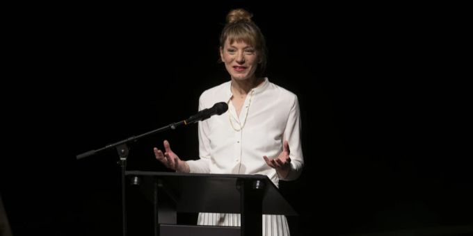 Yvonne Büdenhölzer, Leiterin Berliner Theatertreffen, spricht zur Eröffnung des Berliner Theatertreffens. Berliner Theatertreffen