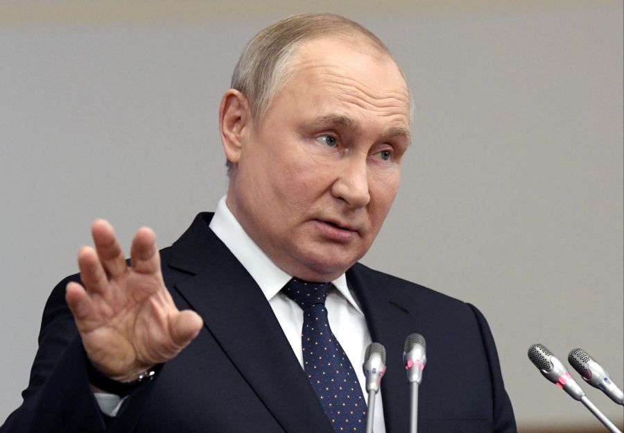 Der russische Präsident Wladimir Putin spricht bei einer Sitzung des Gesetzgebungsrates der russischen Föderationsversammlung im Taurischen Palais in St. Petersburg, Russland, am 27. April 2022.