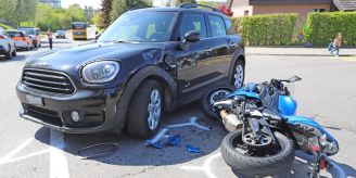 St. Gallen - Motorradlenker nach Kollision mit Auto verletzt