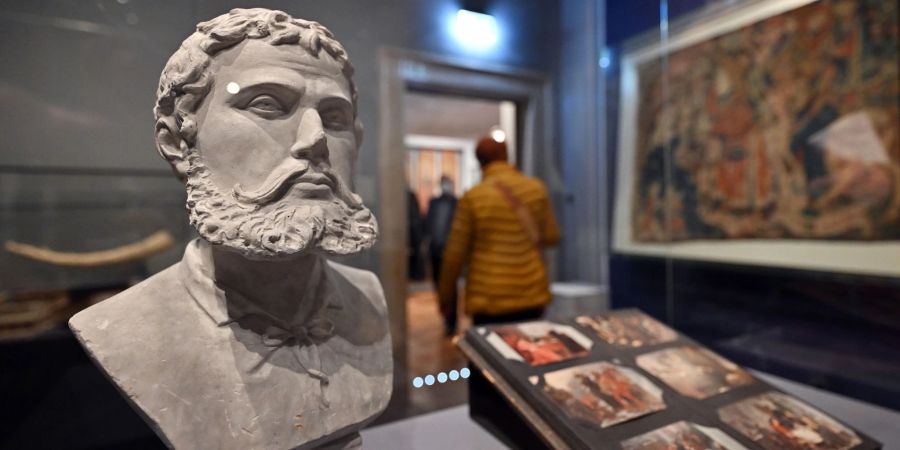 Eine Gipsbüste von Martin Luther als Junker Jörg aus dem 19. Jahrhundert auf der Wartburg.