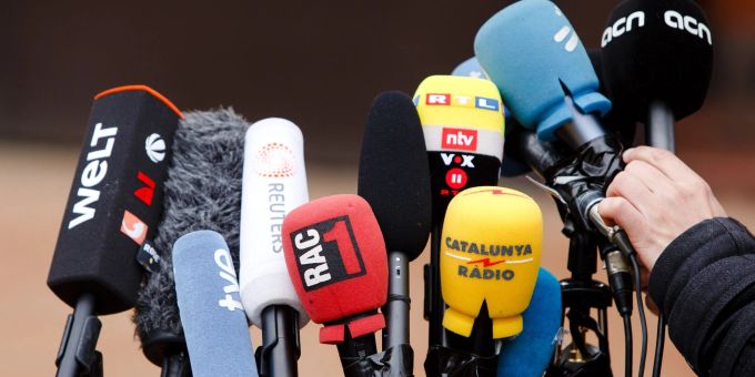 Mikrofone von Journalisten stehen vor der Justizvollzugsanstalt Neumünster. Deutschland ist auf der Rangliste der Pressefreiheit weiter abgerutscht. Mikrofone von Journalisten stehen vor der Justizvollzugsanstalt Neumünster. Deutschland ist auf der Rangliste der Pressefreiheit weiter abgerutscht.