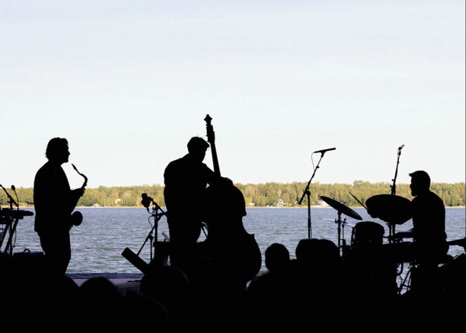 Das «Åland Sea Jazz» findet Anfang August in Mariehamn auf der Hauptinsel der Åland-Inseln statt. See Musik Band Schatten