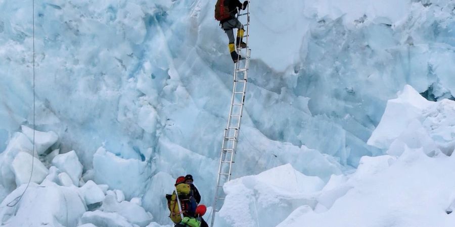 Bergsteiger auf dem Weg zum Gipfel des Mount Everest am Khumbu-Eisfall. Diese Passage macht vielen besonders Angst.