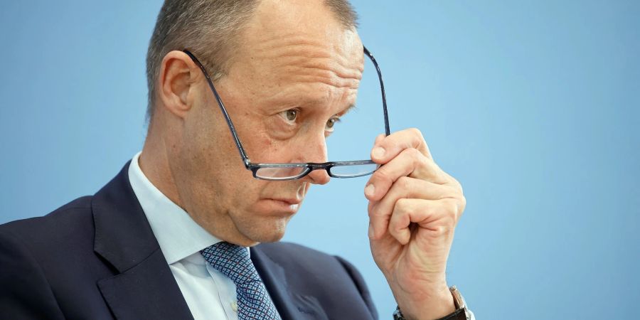 CDU-Chef Friedrich Merz räumt grosse Versäumnisse der Union bei der Ausstattung der Bundeswehr ein.