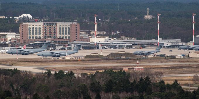 Auf dem Rollfeld der Ramstein Air Base stehen Flugzeuge der U.S. Air Force. ramstein ukraine krieg