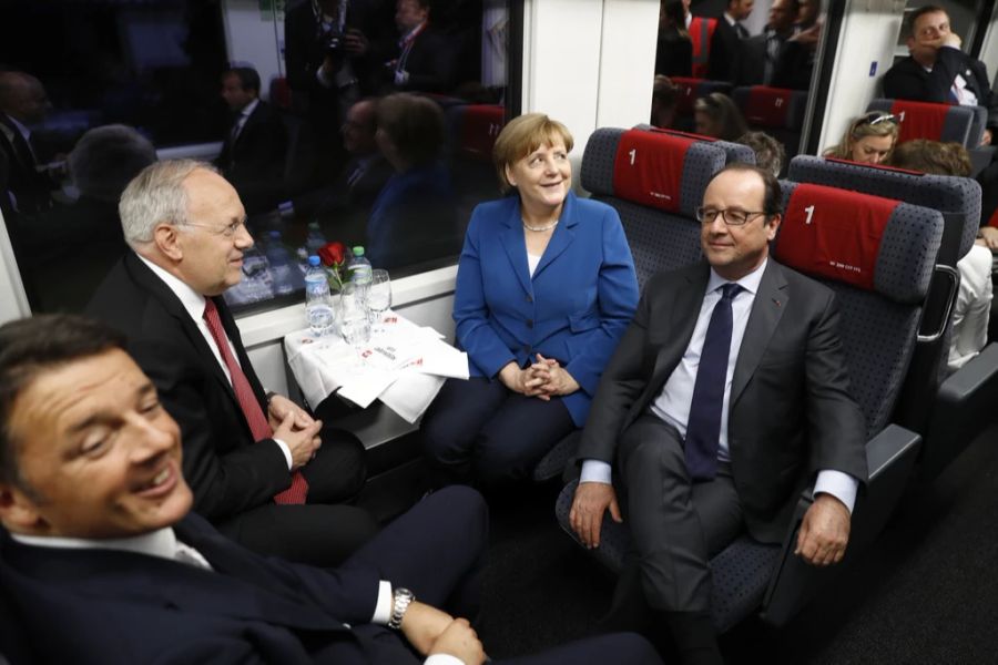 Der italienische Ministerpräsident Matteo Renzi, der Schweizer Bundespräsident Johann Schneider-Ammann, die deutsche Bundeskanzlerin Angela Merkel und der französische Staatspräsident François Hollande, von links nach rechts, sitzen im VIP-Zug, der den Gotthard von Nord nach Süd durchfährt, am Tag der Eröffnung des Gotthard-Tunnels, des längsten Eisenbahntunnels der Welt, zwischen Erstfeld und Pollegio, am 1. Juni 2016.