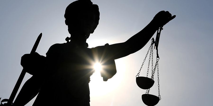 ARCHIV - Die Statue der Justitia. (Symbolbild) Foto: Arne Dedert/dpa