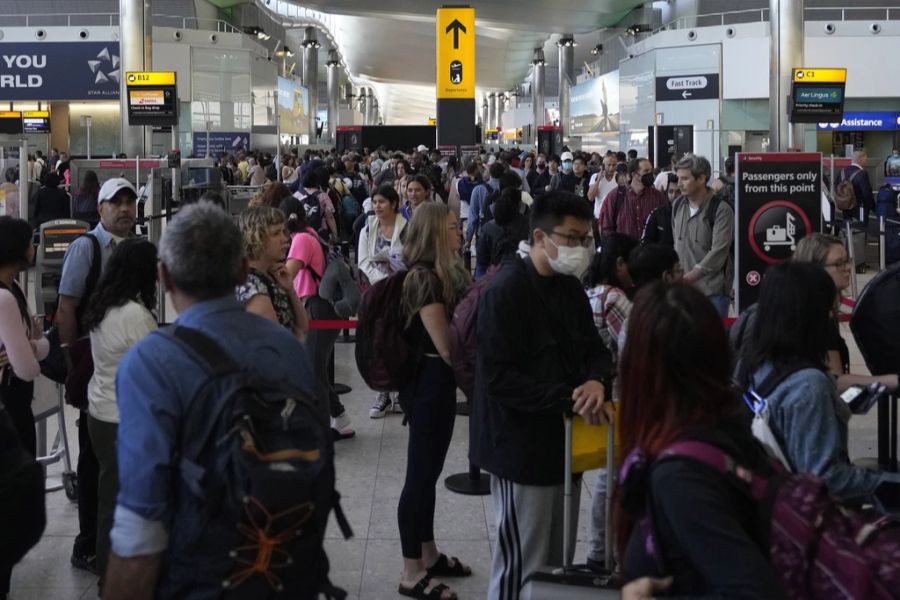 In London Heathrow zeigen sich Bilder von vollen Abflugshallen.