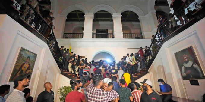 Demonstranten beim Sturm auf die offizielle Residenz des Präsidenten von Sri Lanka in Colombo. Eranga Jayawardena/AP/dpa Colombo
