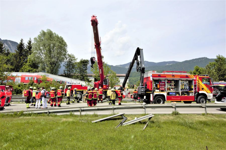 ahlreiche Einsatz- und Rettungskräfte sind nach einem schweren Zugunglück im Einsatz.