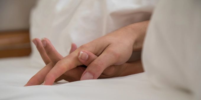 So schön das Kuscheln auch ist: Es ist eine gute Idee, nach dem Sex kurz auf die Toilette zu huschen, um sich keine Blasenentzündung einzufangen. Hände Bett Laken Sex