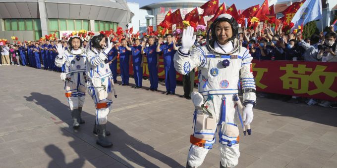 Die drei Taikonauten Chen Dong, Liu Yang und Cai Xuzhe vor ihrem Abflug. Sie sind Teil der historischen Mission der Raumfahrt von China. China Space