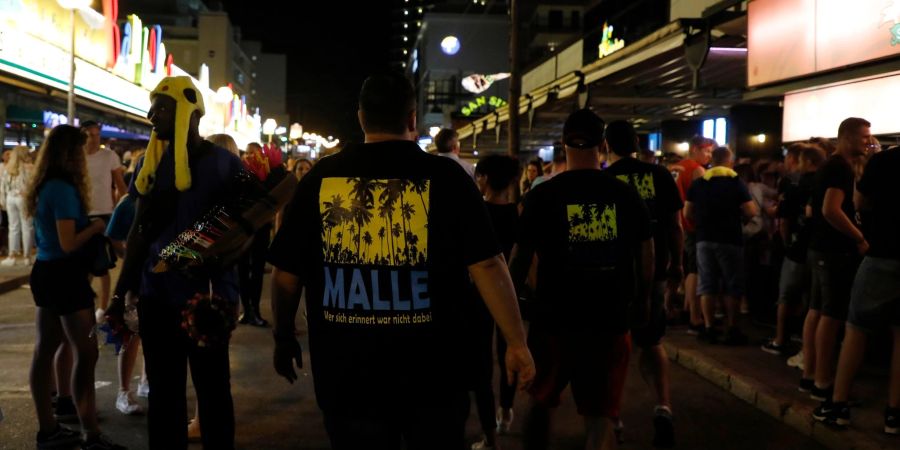Touristen in der Schinkenstrasse. Im Mai und Juni sind es vor allem junge Menschen, die an der Playa auf den Putz hauen.