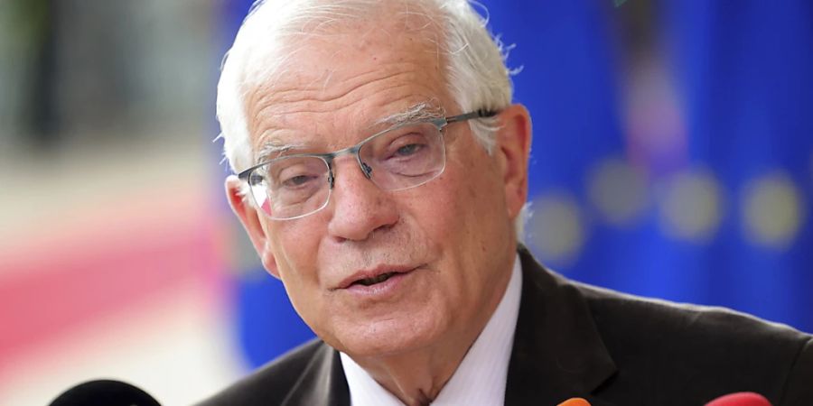 Josep Borrell, Hoher Vertreter der EU für Aussen- und Sicherheitspolitik, spricht mit Journalisten. Borrell wird nach Angaben aus Teheran im Iran erwartet. Er werde am Abend in der Hauptstadt eintreffen, berichtete die Nachrichtenagentur Isna unter Berufung auf den Sprecher des Aussenministeriums. Foto: Olivier Matthys/AP/dpa