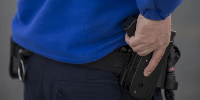 Ein Polizist greift zu seiner Dienstwaffe. (Symbolbild) hagenau