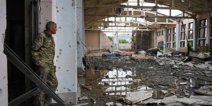 Ein ukrainischer Soldat betrachtet die Ruinen des Sportkomplexes der Nationalen Technischen Universität in Charkiw. Charkiw