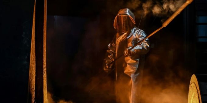 Stahlarbeiter bei Thyssenkrupp in Duisburg Stahlarbeiter bei Thyssenkrupp in Duisburg