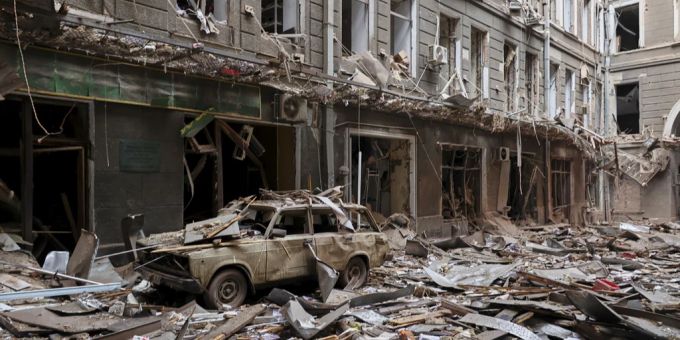 Blick auf ein durch Beschuss im Ukraine-Krieg beschädigtes Gebäude in Charkiw am 3. März. ukraine-krieg