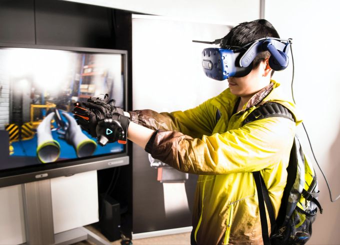 Nicht jede VR-Anwendung trackt alles: Finger-Tracking zum Beispiel stellt sehr hohe Ansprüche an das System. Um eine reale Hand abzubilden, müssen der Handrücken, alle Fingerkuppen, die Länge jedes einzelnen Glieds an jedem Finger plus die dazugehörigen Fingergelenke und ihre Winkel getrackt werden. Genutzt wird das zum Beispiel vom Deutschen Zentrum für Luft- und Raumfahrt, um in VR die Montage eines Satelliten zu üben. Virtual Reality