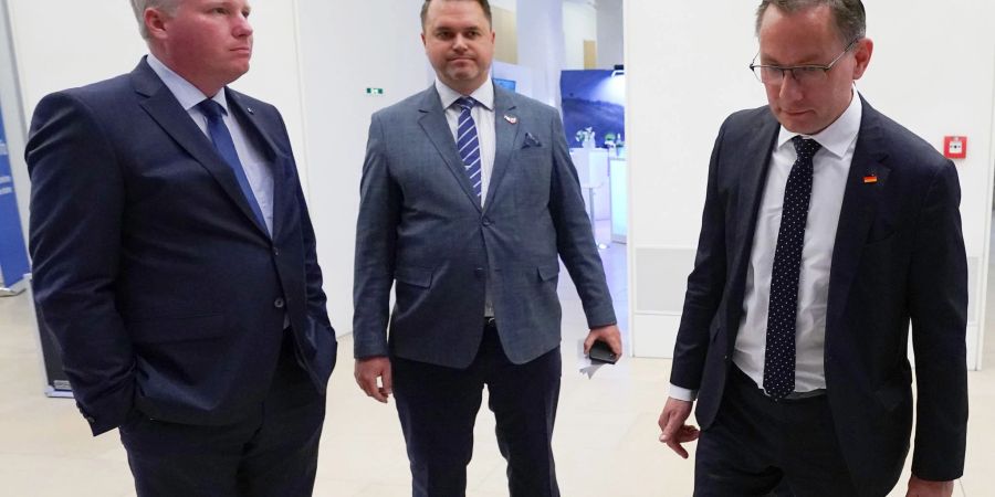 Jörg Nobis (l.), Spitzenkandidat der AfD für die Landtagswahl in Schleswig-Holstein, und AfD-Bundessprecher Tino Chrupalla (r.) nach Bekanntgabe erster Prognosen.