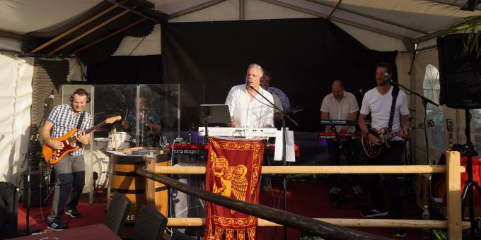 Panikhertz bezeichnet die eigene Musik als «Mundart-Shizzle-Dizzle». Panikhertz