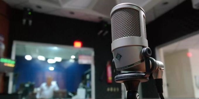 Ein Mikrofon steht in einem Radiostudio. Radio
