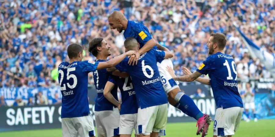 Im dritten Saisonspiel durften die Schalke-Profis endlich über die ersten Tore jubeln. Foto: Federico Gambarini