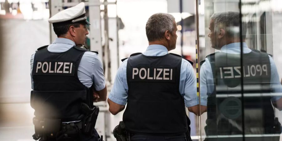 Ein Autofahrer kollidierte mit der Mittelleitplanke.