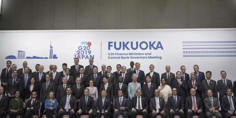 G20-Finanzminister stehen für ein Gruppenfoto zusammen. Foto: Eugene Hoshiko/AP