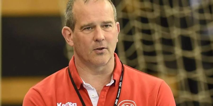 Bundestrainer Henk Groener will mit den deutschen Handballerinnen das WM-Ticket klarmachen. Foto: Carmen Jaspersen