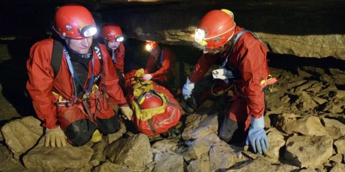 Die Taucher der Höhlenrettung hatten wegen der Strömung erst Probleme zu den Eingeschlossenen durchzudringen. Höhle Grabenstetten Rettung