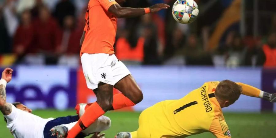 Englands Kyle Walker (l) fälscht den Ball ins eigene Tor zum 2:1 für die Niederlande ab. Foto: Mike Egerton/PA Wire