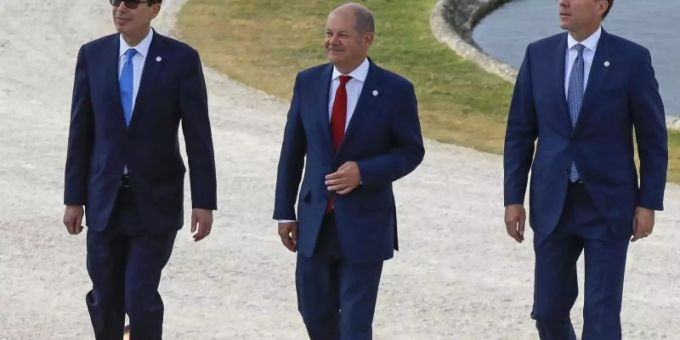 Finanzminister Olaf Scholz mit seinen Amtskollegen Steve Mnuchin (l, USA) und Bill Morneau (r, Kanada) in Chantilly. Foto: Michel Euler/AP Finanzminister Olaf Scholz mit seinen Amtskollegen Steve Mnuchin (l, USA) und Bill Morneau (r, Kanada) in Chantilly. Foto: Michel Euler/AP