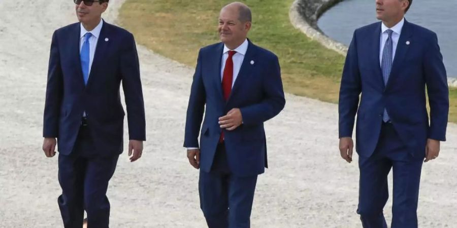 Finanzminister Olaf Scholz mit seinen Amtskollegen Steve Mnuchin (l, USA) und Bill Morneau (r, Kanada) in Chantilly. Foto: Michel Euler/AP