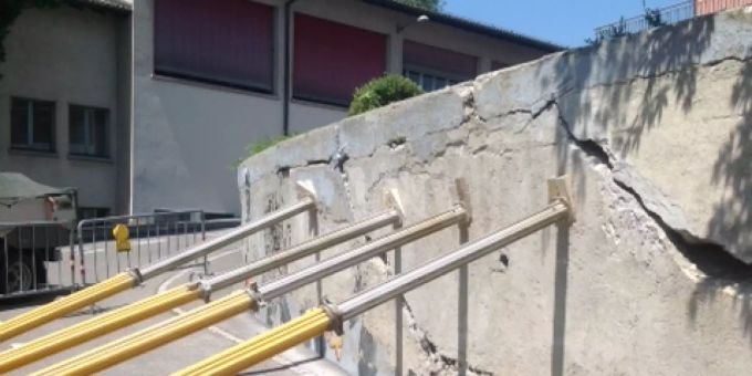 Eine private Stützmauer entlang der Unteren Haldenstrasse im Einmündungsbereich in die Pilatusstrasse in der Gemeinde Wohlen AG wird von einer Stahlkonstruktion gestützt. Wohlen Haldenstrasse