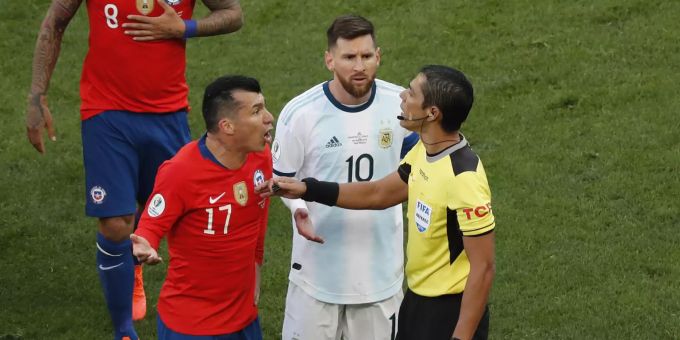 Lionel Messi protestiert beim Unparteiischen nach seiner roten Karte im Spiel um Platz drei der Copa America. Lionel Messi
