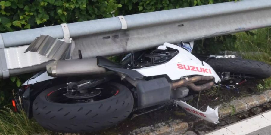 Der Töfffahrer prallte nach einem Überholmanöver in die Leitplanke. Er starb noch auf der Unfallstelle.